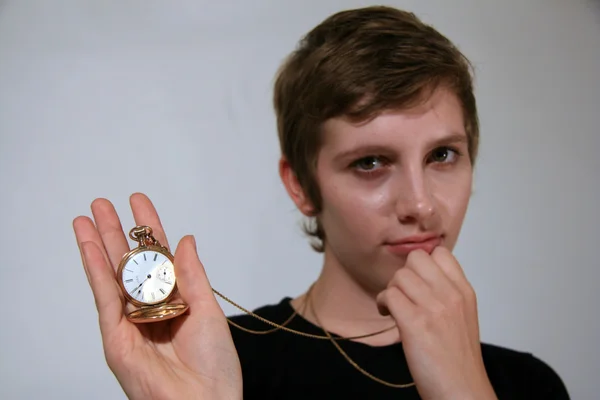 Ragazza che tiene vecchio orologio da tasca alla moda — Foto Stock