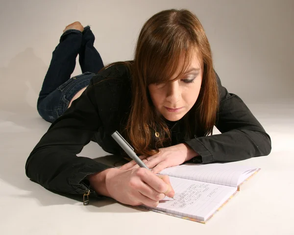 Aantrekkelijke jonge Kaukasische vrouw met het bestuderen van bruin haar — Stockfoto