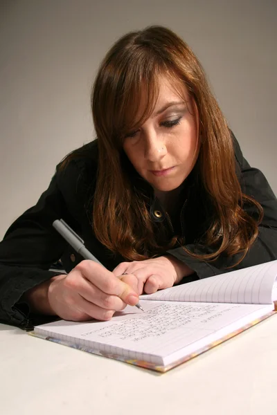 Aantrekkelijke jonge Kaukasische vrouw met het bestuderen van bruin haar — Stockfoto