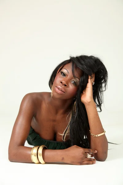 Портрет красивой молодой африканской американки — стоковое фото