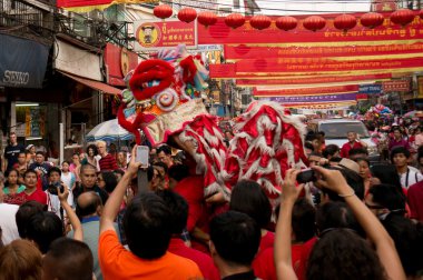 Çin Mahallesi 'nde işlek sokaklar ve kırmızı fenerler