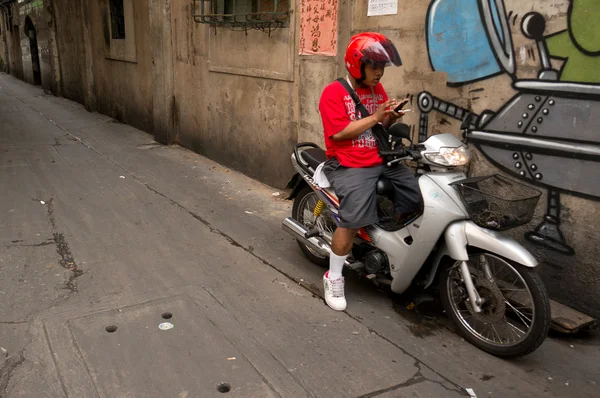 Rušné ulice a červené lucerny v čínské čtvrti — Stock fotografie