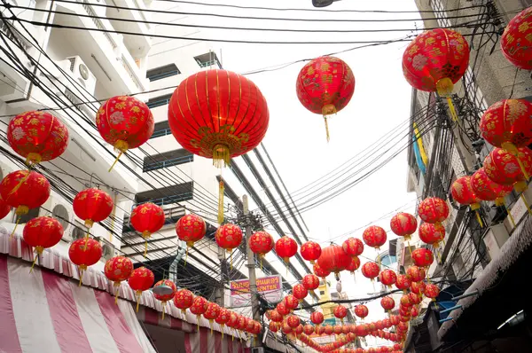 Rušné ulice a červené lucerny v čínské čtvrti — Stock fotografie