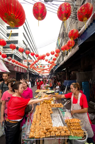 Çin mahallesindeki sokak satıcısı — Stok fotoğraf