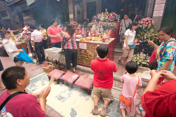 Προσεύχεται στο ναό στην chinatown — Φωτογραφία Αρχείου