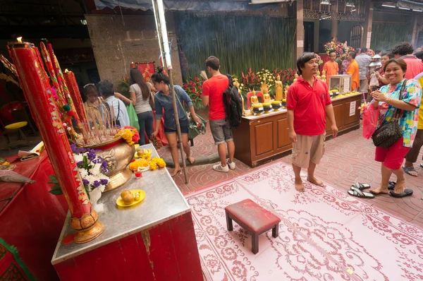 Praying at Temple in Chinatown — Stock Photo, Image