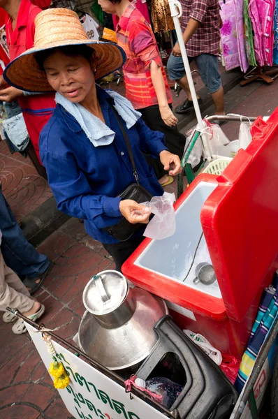 Vendeur de rue à Chinatown — Photo