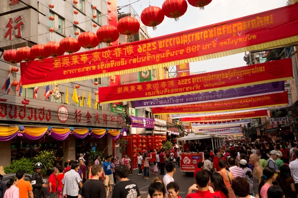 Busy streets and red lanterns in Chinatown — Stock Photo, Image