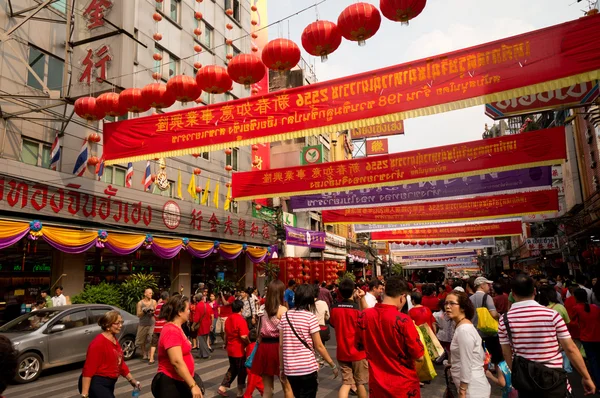 Busy streets and red lanterns in Chinatown — Stock Photo, Image