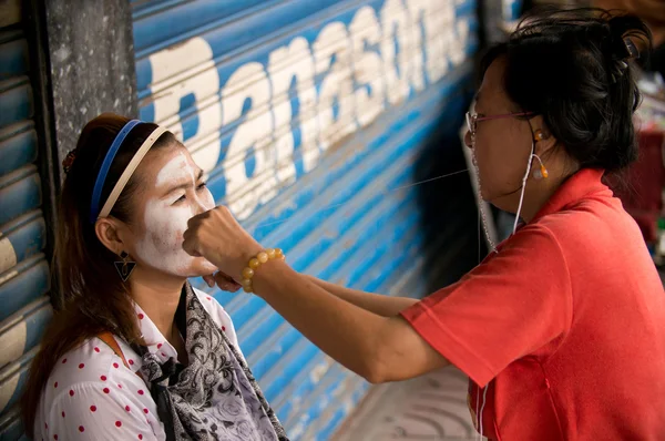 Hair removal in Chinatown — Stock Photo, Image