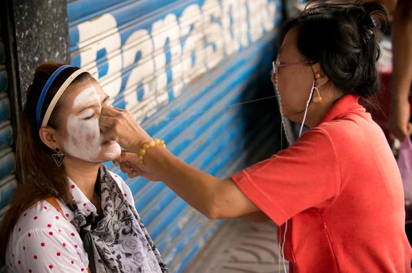 Hair removal in Chinatown — Stock Photo, Image