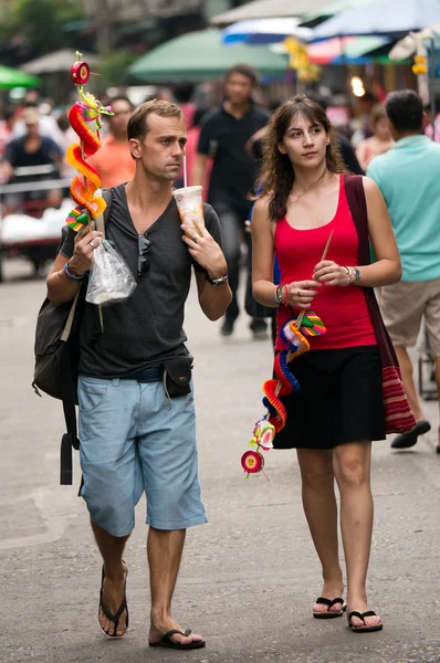 I turisti esplorano Chinatown — Foto Stock