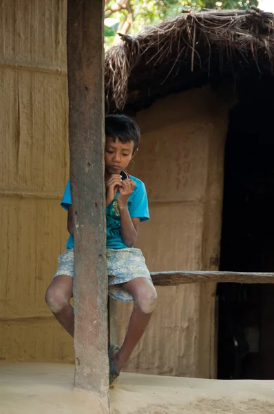 年轻的男孩-奇旺 np、 尼泊尔 — 图库照片