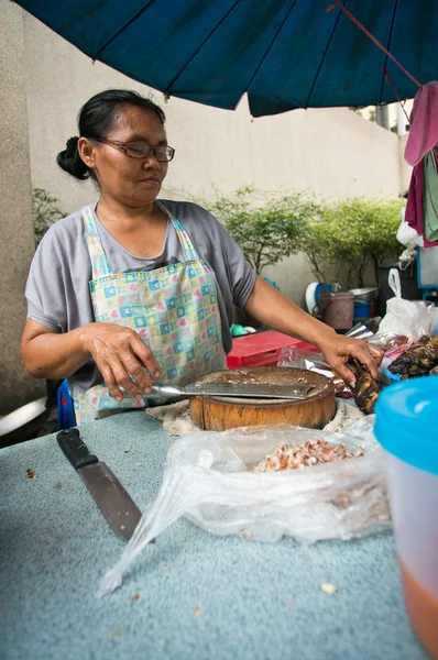 Mujer preparando comida, Bangkok — Foto de Stock