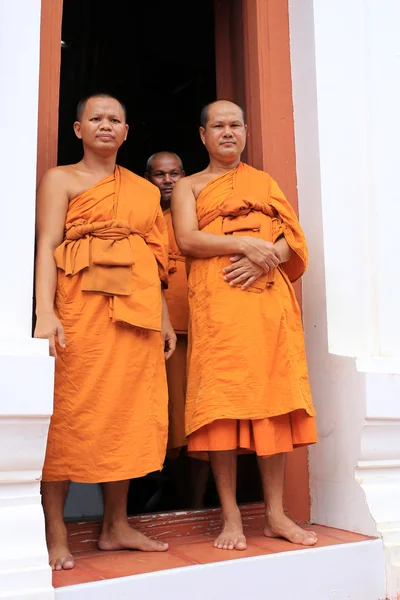 Buddistisk munk - wat suwannaram, thailand — Stockfoto