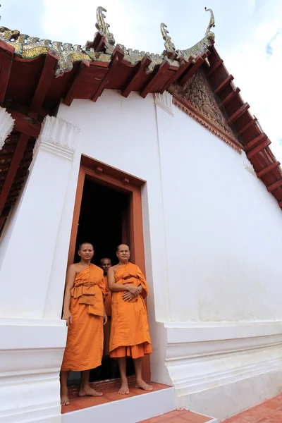 Buddistisk munk - wat suwannaram, thailand — Stockfoto