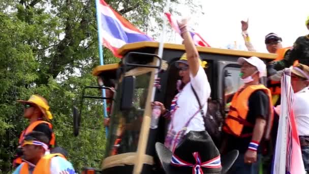 Bangkok, thailand - 9 december 2013: na het marcheren van verschillende punten in bangkok, Thaise mensen samenkomen in house van de regering. demonstranten zwerm en vernietigen van concrete barrières. — Stockvideo