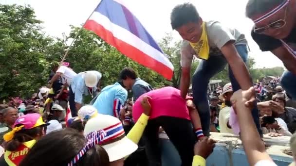 BANGKOK, THAÏLANDE - 9 DÉCEMBRE 2013 : Après avoir défilé depuis différents points de Bangkok, les Thaïlandais se réunissent à Government House. Les manifestants envahissent et détruisent les barrières en béton . — Video