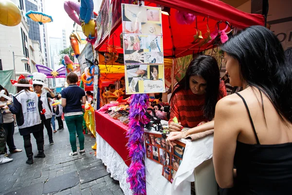 HONG KONG - 26 DE NOVIEMBRE DE 2013: El concurrido LKF Lan Kwai Fong Festival —  Fotos de Stock