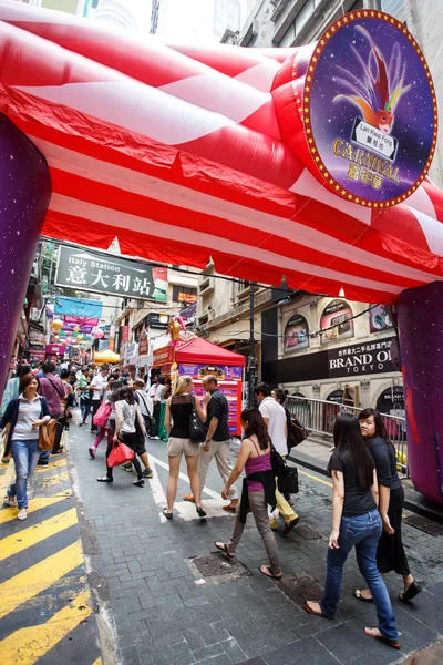 HONG KONG - NOVEMBER 26 2013: The busy LKF Lan Kwai Fong Festival — Stock Photo, Image