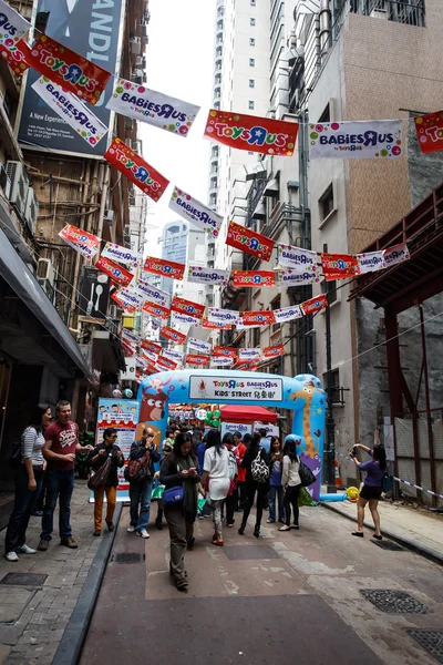 HONG KONG - NOVEMBER 26 2013: The busy LKF Lan Kwai Fong Festival — Stock Photo, Image