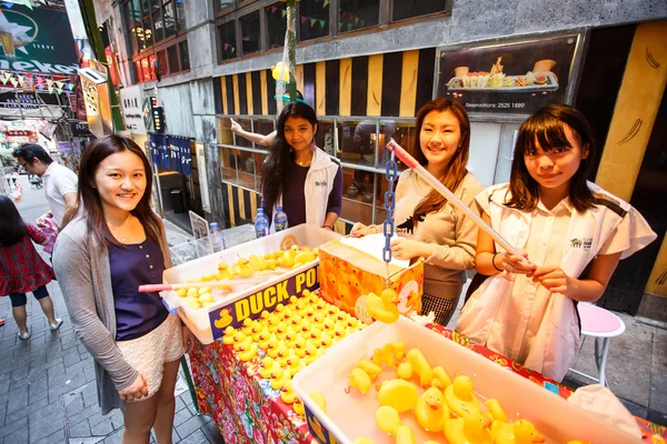 Hong kong - 26. November 2013: das geschäftige lkf lan kwai fong festival — Stockfoto