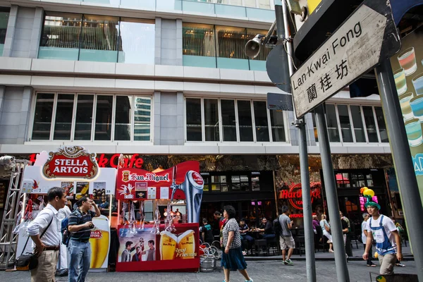 HONG KONG - NOVEMBER 26 2013: The busy LKF Lan Kwai Fong Festival — Stock Photo, Image