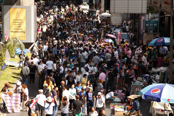 BANGKOK - JANUARY 13 2014: Protesters against the government ral — Stock Photo, Image