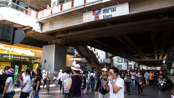 Bangkok - 13 januari 2014: demonstranten tegen de regering ral — Stockfoto