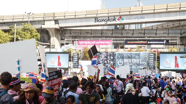 BANGKOK - JANUARY 13 2014: Protesters against the government ral — Stock Photo, Image