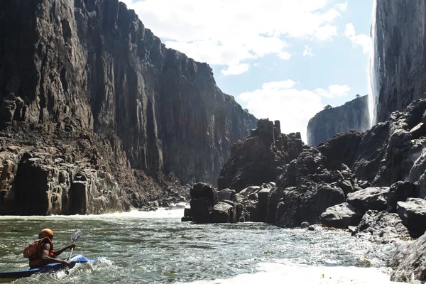 Extreme kayaker attempts Zambezi river — Stock Photo, Image