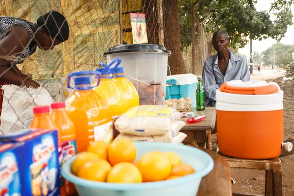Lokale man verkoopt sinaasappelen en versnaperingen — Stockfoto