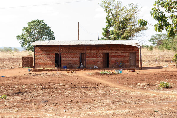 Местные жители живут повседневной жизнью.
