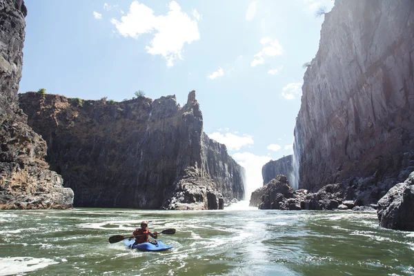 Kayaker extremo tenta rio Zambezi — Fotografia de Stock