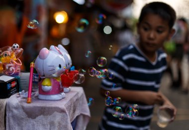 Pazar chatuchak adlı kabarcıkları ile oynayan çocuk