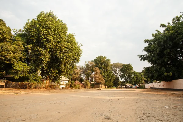 Stoffige weg door centrum van livingstone town, zambia - Afrika — Stockfoto