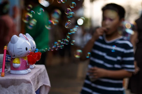 Pojke leker med bubblor på marknaden chatuchak — Stockfoto