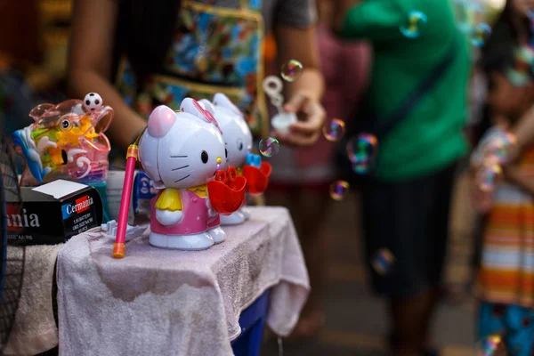 Chico jugando con burbujas en el mercado Chatuchak —  Fotos de Stock