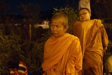 Kırmızı gömlek protesto keşişler katılın