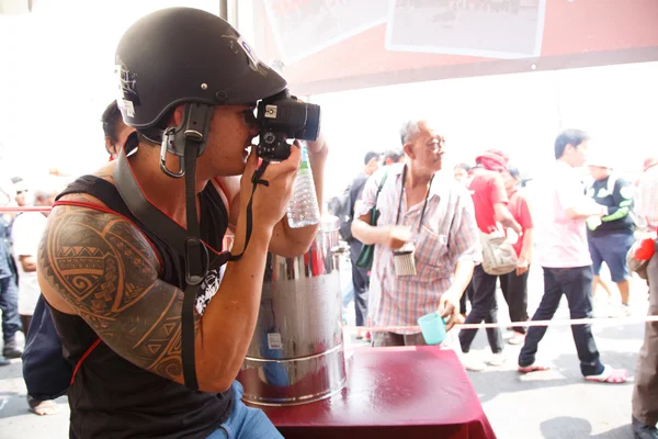 Foto journalist på röda tröjor setup — Stockfoto