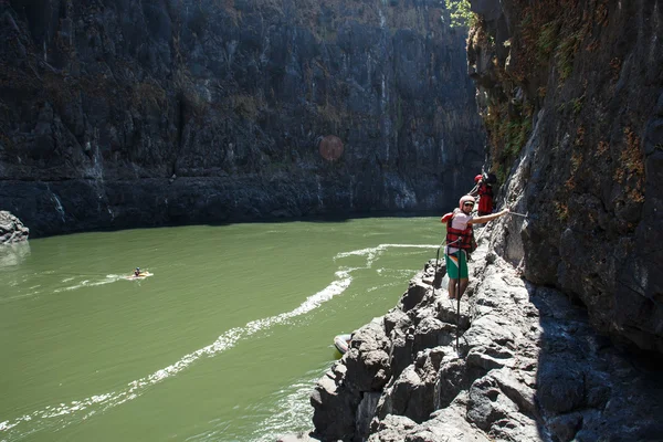 Canyoner escala la formación de rocas — Foto de Stock