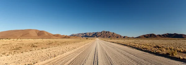 Pouštní silnice v sossusvlei, Namibie — Stock fotografie