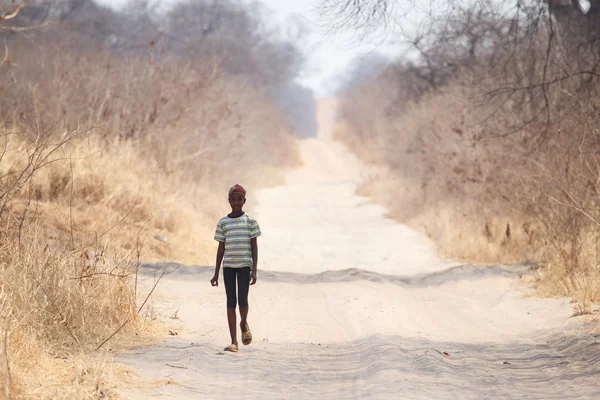 Pobre criança africana vagar — Fotografia de Stock