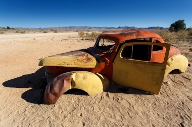 eski model araba kazası