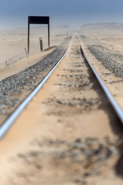 Пустынная железная дорога — стоковое фото