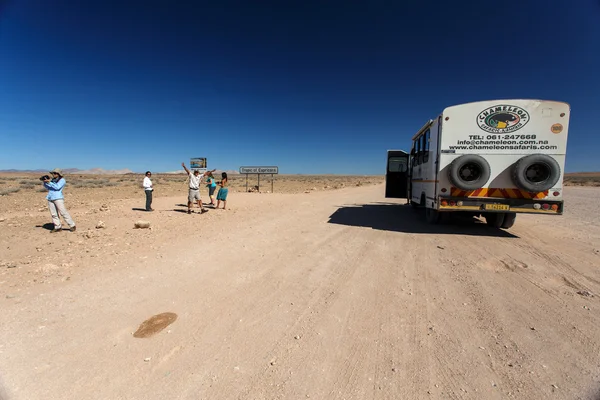 Toeristen in nationaal park namib woestijn — Stockfoto