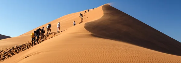 Tourists climb Dune — Stock Photo, Image