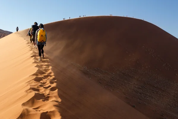 Les touristes grimpent Dune — Photo