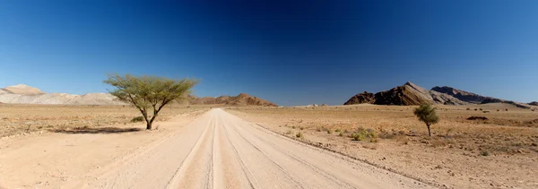 Пустынное шоссе в Соссусвлей, Намибия — стоковое фото