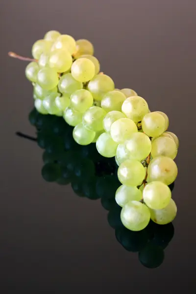 Зелений виноград ізольований на чорному скляному фоні — стокове фото